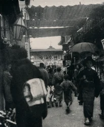 La calle del teatro en Kioto es una de las carreteras más interesantes del mundo, c1900, 1921