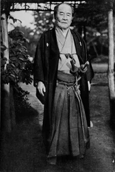 Visconde Shibusawa, 1840-1931, con sus espadas de samurái, c1900, 1921