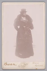 Tarjeta de gabinete de una mujer no identificada con sombrero de copa y estola de piel, ca. 1895