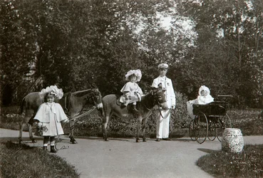 Grandes Duquesas Olga, Tatiana y María de Rusia, Tsarskoye Selo, Rusia, c1899-c1900