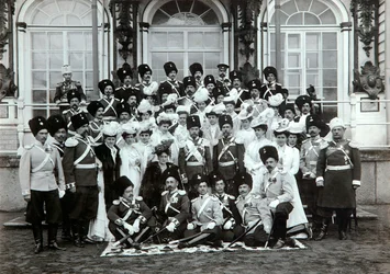 Familia Imperial Rusa fuera del Palacio de Catalina, Tsarskoye Selo, Rusia, principios del siglo XX