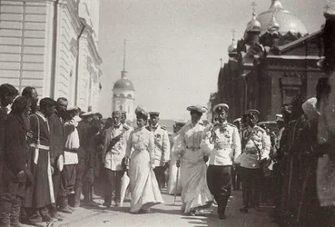 La familia real rusa visitando el Monasterio de Sarov, Rusia, 1903