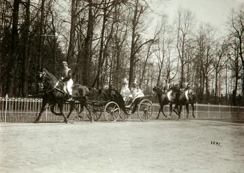 Zar Nicolás II y Zarina Alexandra Fyodorovna de Rusia en un carruaje, principios del siglo XX