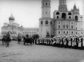 El zar Nicolás II revisando el desfile de los alumnos de Moscú en el Kremlin, Rusia, 1912
