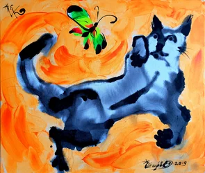 Un gato juguetón y una mariposa
