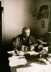 Alexander Kuprin, autor ruso, en su escritorio, Gatchina, Rusia, principios del siglo XX
