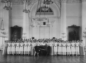 Alumnas del Instituto Smolny para Señoritas Nobles en una lección de música