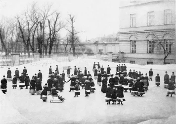 Alumnas del Instituto Smolny para Señoritas Nobles en un paseo de invierno, c. 1913