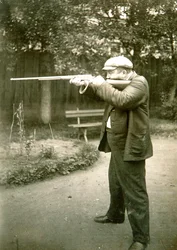 Autor ruso Alexander Kuprin disparando, Gatchina, Rusia, principios del siglo XX