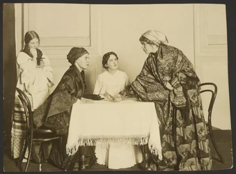 Escuela Secundaria Femenina de San Petersburgo, Obra de Gogol "El Matrimonio"
