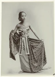 Retrato de estudio de un bailarín javanés retrato, de, un, joven, mujer javanesa, en, sarong
