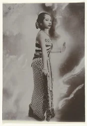 Retrato de estudio de una bailarina javanesa con efectos de luz de fondo Retrato de estudio de una joven javanesa en una pose de baile