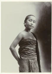 estudio, retrato, de, un, javanés, mujer Retrato de estudio de una joven mujer javanesa en un sarong con un motivo batik