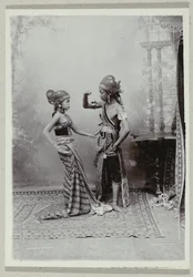 Retrato de estudio de dos bailarines javaneses con ropa tradicional y maquillaje