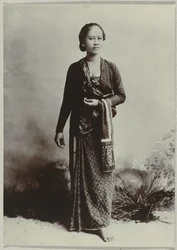 Retrato de estudio de una joven javanesa