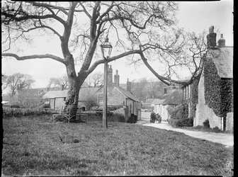 Village Green, Burton Bradstock, Dorset, 24 abr 1922 - 08 may 1922 (foto b/n)