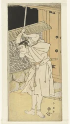 el actor Otani Oniji con la espada levantada, de pie junto a la puerta; por la noche.