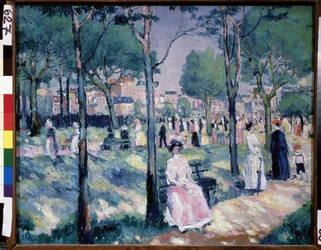 En el Bulevar (En el Bulevar). Escena de verano, en un parque con la ciudad de fondo, muchas familias pasean. Pintura de Kasimir Severinovich Malevich (Malevich, Malevic) (1878-1935), óleo sobre lienzo