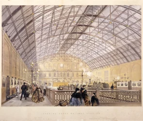Interior de la Estación de Charing Cross mostrando trenes y el techo de hierro, Londres