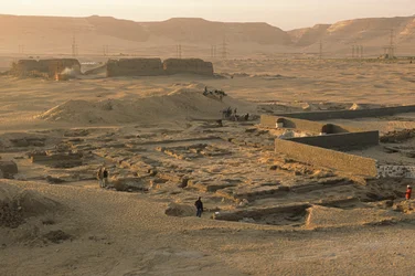 Abydos, Vista general del recinto ceremonial del faraón Aha de la I dinastía, hacia 2950 a.C.,..., 2005 (foto)