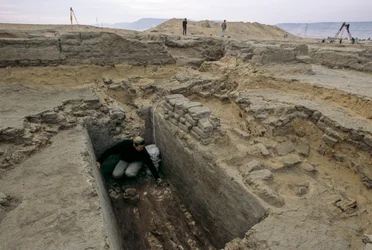 Arqueólogos excavan los restos de una mujer enterrada en un ataúd de madera junto al..., 2005 (foto)