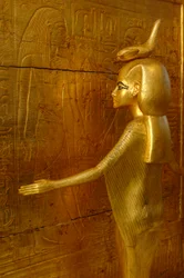 Detalle de la diosa Selket rodeando el santuario para vasos canopos, madera con estuco, dorado..., 2009 (foto)