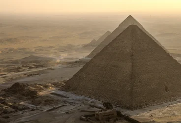 Antiguo Reino de Egipto; escenografía de las pirámides de Giza; Giza; Egipto; aéreo