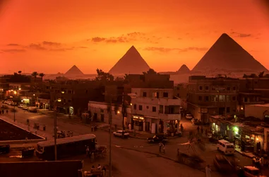 Reino Antiguo de Egipto; ciudad panorámica con pirámides; Meseta de Giza; Giza; Egipto
