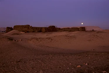 Luna llena poniéndose sobre Shunet de Khasekhemuy, Abydos, Egipto, 2005 (foto)