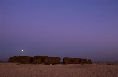 Luna llena poniéndose sobre Shunet de Khasekhemuy, Abydos, Egipto, 2005 (foto)