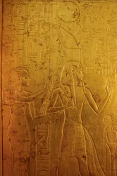 El relicario de oro que rodea el sarcófago representa a la diosa Isis,KV 62, 2009 (foto)