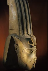 Cabeza de estatua colosal de Akenatón; Karnak; Templo de Atón; Amenhotep IV. Como faraón..., 2009 (foto)