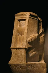 Estatua sin cabeza de Sebty realizada en cuarcita, Reino Nuevo, 2002 (foto)