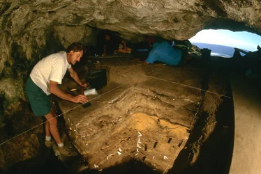 Humanos de la Edad de Hielo; Cueva de Blombos; Chris Henshilwood; 90.000 BP; Sudáfrica; Humanos modernos, 2000 (foto)