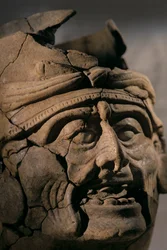 Quemador de incienso en forma de cara de dios, cerámica, Artefacto de Aguateca, capital maya..., 2006 (foto)