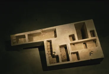 Maqueta de piedra caliza de una tumba real, Reino Medio, 2002 (foto)