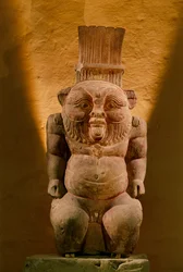 Estatua de piedra caliza del dios Bes, época tardía, 2002 (foto)
