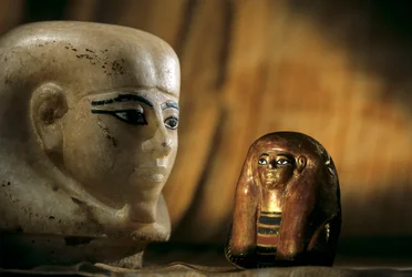 Máscara para víscera y tapón canopo para tjuya; KV 46; Valle de los Reyes; reinado de..., 2009 (foto)