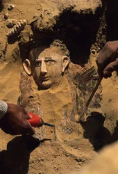 Momia de un varón adulto, Bahariya, época grecorromana, 2002 (foto)