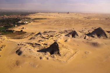Reino Antiguo; aérea de las pirámides de Abusir con las pirámides de Saqqara a lo lejos; Egipto