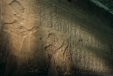 Lista de reyes más antigua conocida, templo de Seti I en Abidos, Seti I aparece de pie detrás de Ram..., 2005 (foto)