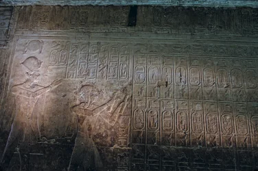 Lista de reyes más antigua conocida, templo de Seti I en Abidos, Seti I aparece de pie detrás de Ram..., 2005 (foto)