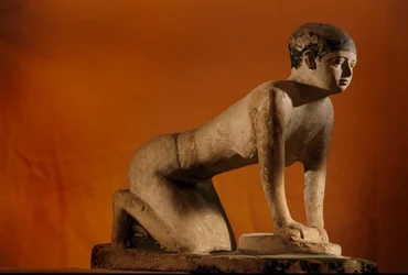 Estatua de piedra caliza pintada de un sirviente moliendo grano, Reino Antiguo, 2002 (foto)