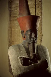 Estatua de arenisca pintada del faraón Nebhepetre Mentuhotep II con corona roja de..., 2002 (foto)
