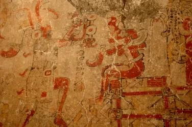 Sacerdote coronando al rey en el trono de acceso, mural del Preclásico temprano,Maya; Maya..., 2002 (foto)