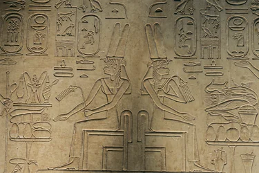 Relieve de Abidos, diosa Mut, artefacto; Egipto, 2005 (foto)