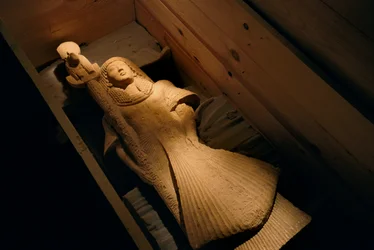 Estatua de piedra arenisca de Nebre como portaestandarte de la diosa de la guerra con cabeza de león Sekhme..., 2002 (foto)