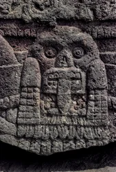 Talla de calavera y serpiente, Tenochtitlan, Templo Mayor, Azteca, México, Gr..., 2010 (foto)