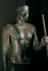 Estatua de Pepi I, cobre con incrustaciones de ojos de piedra caliza y obsidiana, procedente del templo de H..., 2002 (foto)