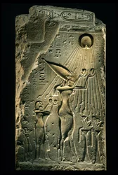 Estela que representa a Akenatón, Nefertiti y su hija con las manos levantadas hacia el dios Atón, Amarna..., 2009 (foto)
